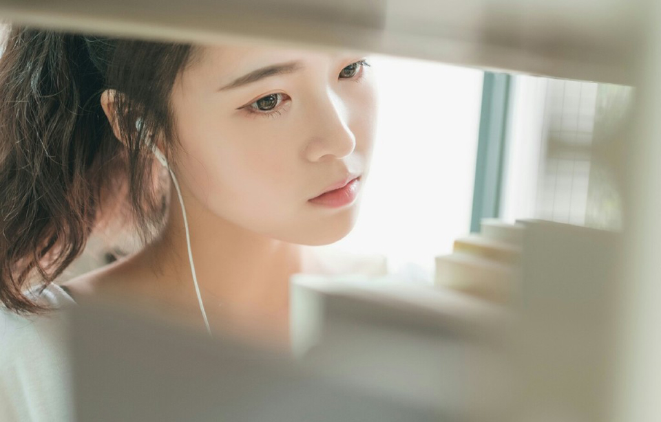 “进来吧。”吕布看了一眼地上的杯盏，摇了摇头，坐在自己的位子上向两女招了招手。